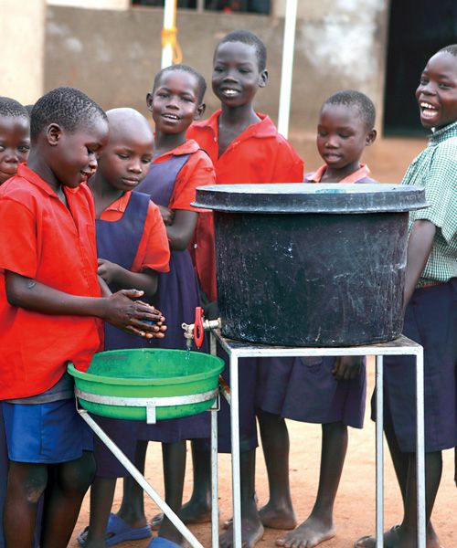 Дети в Уганде моют руки